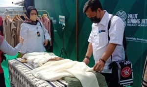 Beberapa Produk Rajut yang ada di Sentral Rajut Binong Jati.