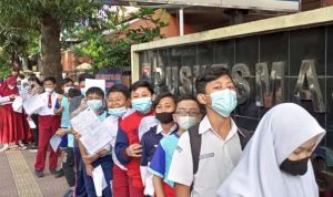 ANTUSIAS VAKSIN: Sejumlah siswa tampak antusias untuk mendapatkan dosis vaksin, beberapa waktu lalu. (Intan Aida/Jabar Ekspres)(Intan Aida/Jabar Ekspres)