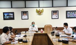 Plt. Wali Kota Cimahi Ngatiyana saat lakukan audiensi dengan Komisi II DPRD Cimahi dan Apperta Kota Cimahi mengenai permasalahan konsumen pada pedagang PNC.