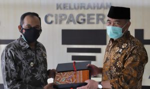 Menteri Koordinator Bidang Pembangunan Manusia dan Kebudayaan (Menko PMK), Muhadjir Effendy (kanan) bersama Pelaksana Tugas (Plt) Wali Kota Cimahi, Ngatiyana (kiri).