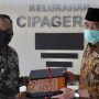 Menteri Koordinator Bidang Pembangunan Manusia dan Kebudayaan (Menko PMK), Muhadjir Effendy (kanan) bersama Pelaksana Tugas (Plt) Wali Kota Cimahi, Ngatiyana (kiri).
