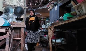 Mak Ucu, Janda Tua sudah bertahun-tahun tinggal di rumah tak layak huni. (Yully S Yulianty/Jabar Ekspres)