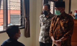 Orangtua Meninggal Covid-19, 10 Anak Ini Bakal Diberi Fasilitas KIP Menko PMK Muhadjir Effendy didampingi Plt. Wali Kota Cimahi Ngatiyana menegur salah satu anak yatim di Kelurahan Cipageran, Kamis (7/10). (Intan Aida/Jabar Ekspres)