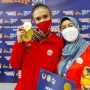 Nabila Evandestiera (kiri) yang menyumbangkan tiga medali emas untuk DKI Jakarta dari senam ritmik bersama dengan pelatihnya Negaka Jauhari di Istora Papua Bangkit, Jayapura, Jumat (8/10/2021). (ANTARA/Livia Kristianti)