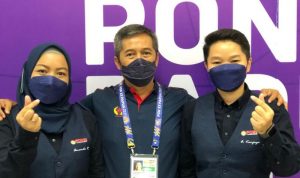 Amanda/Annita Raih Emas Biliar Perdana Jabar di PON Papua (Dari kiri ke kanan) Pebiliar Jawa Barat Amanda Rahayu, pelatih Mochamad Ujang Saefudin, dan Annita Kanjaya berfoto selepas pertandingan babak final bola 10 ganda putri PON Papua di Timika, Jumat. (Antaranews/Roy Rosa Bachtiar)