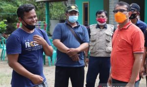 Wakil Bupati Garut Helmi Budiman (kanan) berbincang dengan nelayan di Kecamatan Cikelet, Kabupaten Garut. ANTARA/HO-Diskominfo Garut