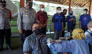 Wakil Ketua Komisi X DPR Ri, Dede Yusuf Macan Effendy melakukan cek tubuh di sela-sela kunjungan ke lokasi vaksinasi yang digelar Partai Demokrat, di Objek Wisata Kampung Batu, Kabupaten Bandung. (Yully S Yulianty/Jabar Ekspres)
