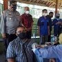 Wakil Ketua Komisi X DPR Ri, Dede Yusuf Macan Effendy melakukan cek tubuh di sela-sela kunjungan ke lokasi vaksinasi yang digelar Partai Demokrat, di Objek Wisata Kampung Batu, Kabupaten Bandung. (Yully S Yulianty/Jabar Ekspres)