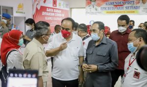 Sambangi Cimahi, Wakil Menteri Budi Arie Sampaikan Kabar Gembira Wakil Menteri, Wakil Menteri Desa, Pembangunan Daerah Tertinggal dan Transmigrasi, Budi Arie (tengah) ditemani Plt. Wali Kota Cimahi, Ngatiyana (kanan).