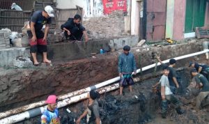 ILUSTRASI: Pengerjaan perbaikan drainase di wilayah Kecamatan Cimanggung, Kabupaten Sumedang, beberapa waktu lalu. (Yanuar Baswata/Jabar Ekspres)