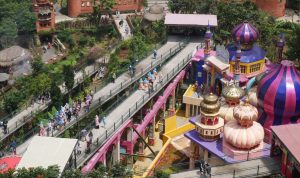 Ramainya pengunjung di objek wisata The Great Asia Africa saat libur akhir pekan.