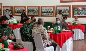 SAMBUTAN: Plt. Wali Kota Cimahi Ngatiyana dalam acara pemberian bantuan kepada pedagang di Kodim 0609.