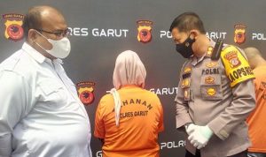 Gara-gara Terlilit Hutang, Dua Wanita di Garut Buat Laporan Palsu Habis Dirampok Kepala Kepolisian Resor Garut AKBP Wirdhanto Hadicaksono menunjukkan tersangka kasus laporan perampokan palsu di Garut, Senin (11/10/2021). (ANTARA/Feri Purnama)
