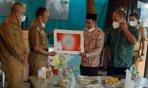 Plt Wali Kota Cimahi Ngatiyana didampingi Kepala Badan Pengelola Pendapatan Daerah Kota Cimahi Achmad Saefullah memberikan simbolis kepada salah satu pemilik restoran Rumah Makan Pinus Kota Cimahi, Senin (10/11). (Intan Aida/Jabar Ekspres)