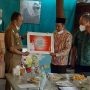 Plt Wali Kota Cimahi Ngatiyana didampingi Kepala Badan Pengelola Pendapatan Daerah Kota Cimahi Achmad Saefullah memberikan simbolis kepada salah satu pemilik restoran Rumah Makan Pinus Kota Cimahi, Senin (10/11). (Intan Aida/Jabar Ekspres)