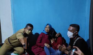 PULANG: Endik Sopandi, saat berkumpul bersama keluarga setelah dipulangkan dari Malaysia.