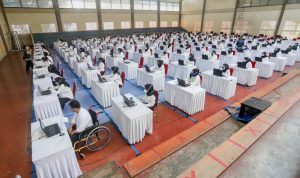 Tinjau Langsung, Ngatiyana Beri Semangat Ribuan CASN 2021 TES: Ribuan pelamar CASN 2021 hendak melaksanakan SKD, di Pemkot Cimahi, Selasa (12/10). (Intan Aida/Jabar Ekspres)