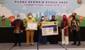DLHK Depok Raih Penghargaan RBRA, Ini Alasannya DLHK Depok saat menerima penghargaan dari KPPPA. (IST)