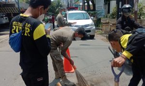 DPUR Kota Depok 'Gercep' Perbaiki Jalan Berlubang di Cinere Satgas DPUPR saat menambal jalan berlubang di Cinere. (ist)