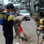 Satgas DPUPR saat menambal jalan berlubang di Cinere. (ist)