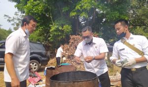 Disdukcapil Kota Cimahi Bakar Ribuan Keping KTP-el