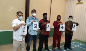 Maju Sebagai Incumbent, Suganda Akui Paham Betul Warga Desa Sawahdadap Calon Kepala Desa Sawahdadap (Incumbent) Nomor 5, Suganda (ujung kanan) usai lakukan tahap penomoran pada Senin (11/10).