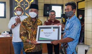 Pemkab Bandung Salurkan Alsintan dari Kementan RI Bupati Bandung, Dadang Supriatna (kiri).