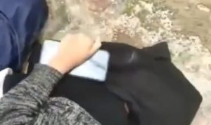 BULLYING: Seorang siswi SMP tampak terkapar saat mengalami aksi bullying yang terjadi pada beberapa waktu lalu di Sarijadi, Kota Bandung.