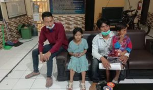 Begini Fakta Kasus Kakak Beradik Dugaan Penculikan di Cirebon Dua Kaka beradik yang mengaku dari Cirebon hingga dibawa oleh orang tidak dikenal dibawa ke Bandung, sedang dijemput keluarganya. (Istimewa)