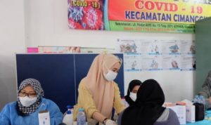 Kegiatan vaksinasi di Kecamatan Cimanggis, Depok, Jumat (15/10).
