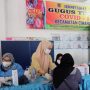 Kegiatan vaksinasi di Kecamatan Cimanggis, Depok, Jumat (15/10).