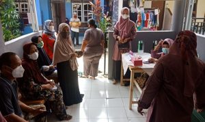 Puskesmas Limo: Banyak Penderita PTM Selama Pandemi Covid-19 Warga sedang melakukan pemeriksan kesehatan yang difasilitasi oleh Petugas Puskesmas Limo. (Istimewa)