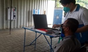 Momentum World Sight Day, Ratusan Warga Dapatkan Kacamata Baca Gratis Salah seorang warga sedang menerima bantuan kacamata baca. (Istimewa)