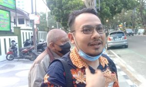 Sidang Kasus Korupsi Aa Umbara, Ahli Ungkap Fakta Mengejutkan Penasehat Hukum Aa Umbara, Rizky Rizgantara, saat dimintai keterangan para wartawan, Jum'at (15/10).