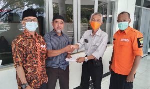 Kontrakan Korban Longsor Sumedang 3 Bulan Menunggak, BPBD Baru Bayarkan Sekarang Secara simbolis uang DTH dari BPBD diserahkan Kasi Kedaruratan dan Logistik BPBD Kabupaten Sumedang, Asep Ramdani (masker oren) kepada korban longsor.
