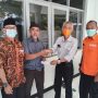 Secara simbolis uang DTH dari BPBD diserahkan Kasi Kedaruratan dan Logistik BPBD Kabupaten Sumedang, Asep Ramdani (masker oren) kepada korban longsor.