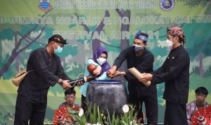 Situasi kegiatan DKKC pada saat momen ngalogat cai di Plaza Rakyat Pemkot Cimahi, Minggu (17/10)(Intan Aida/Jabar Ekspres)