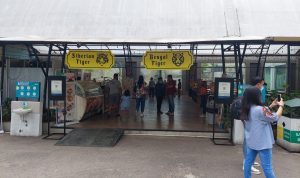 Ilustrasi: Kunjungan wisatawan ke restoran di Objek wisata Lembang Park and Zoo.