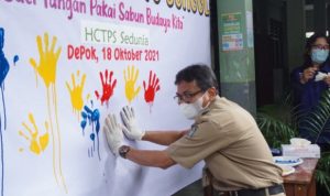 Kepala Sekolah SMPN 9 Depok, Paeran. (Diskominfo)