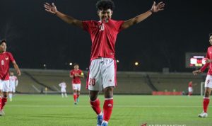Penyerang tim nasional U-23 Indonesia Amiruddin Bagus merayakan gol yang dicetaknya ke gawang Tajikistan dalam laga uji coba di Stadion Republican Central, Dushanbe, Tajikistan, Selasa (19/10/2021). Pada pertandingan persiapan menuju Kualifikasi Piala Asia U-23 2022 itu, Indonesia menang dengan skor 2-1. (ANTARA/HO/PSSI)