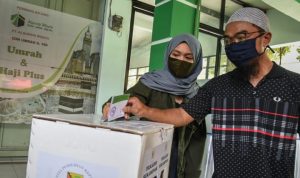 Tinggi, Antusias Warga Hadiri Pilkades 2021, Begini Klaim Bupati Bandung Sejumlah warga menggunakan hak pilihnya dalam pemilihan kepala desa di Kabupaten Bandung. ANTARA/HO-Humas Pemkab Bandung.