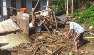 Rumah rusak berat akibat longsor di Kampung Cibulakan Desa Mekarsari Kecamatan Pacet, Kabupaten Bandung, Selasa (19/10)