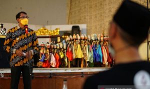 Wakil Bupati Garut Helmi Budiman memberikan sambutan saat acara Festival dan Binojakrama Padalangan se-Kabupaten Garut di Gedung Bale Paminton Intan Dewata, Garut Kota, Jawa Barat, Rabu (20/10/2021). (ANTARA/HO-Diskominfo Garut)