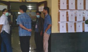 Penjabat Kepala Desa Nagrog, Dadan Ramdani (baju putih) saat memantau proses penghitungan hasil suara calon kades, Rabu (20/10).