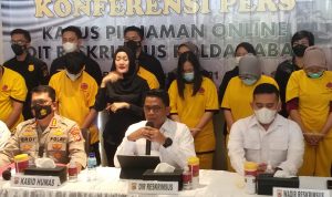 Kronologi Pengungkapan Sindikat Pinjol Ilegal di Yogyakarta dan Jakarta Direktur Ditreskrimsus Polda Jabar, Kombes Pol Arif Rachman (tengah). Kamis (21/10). (Sandi Nugraha/Jabar Ekspres)