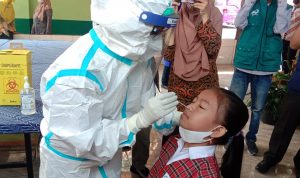 Dinkes Kota Bandung saat melakukan sampling Swab PCR di salah satu sekolah yang melaksanakan PTM. (Foto: Sandi Nugraha)