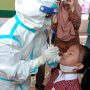 Dinkes Kota Bandung saat melakukan sampling Swab PCR di salah satu sekolah yang melaksanakan PTM. (Foto: Sandi Nugraha)