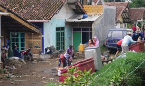 Warga Cikole, Lembang, KBB, saat sedang membersihkan perabotan sisa terjangan banjir yang terjadi sehari sebelumnya.