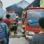 Dua unit mobil Pemadam Kebakaran saat menjinakkan kobaran api di gudang kapas, Desa Sayang, Kecamatan Jatinangor, Kabupaten Sumedang. (Istimewa)