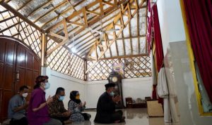 Pimpinan dan Anggota Komisi V DPRD Provinsi Jawa Barat saat melakukan peninjauan pengembangan kebudayaan serta mendapatkan informasi terkait bantuan provinsi untuk makam Syekh Quro yang bertempat di Makam Syekh Quro, Kabupaten Karawang, Jumat (22/10/21). ANTARA/HO-Humas DPRD Jabar